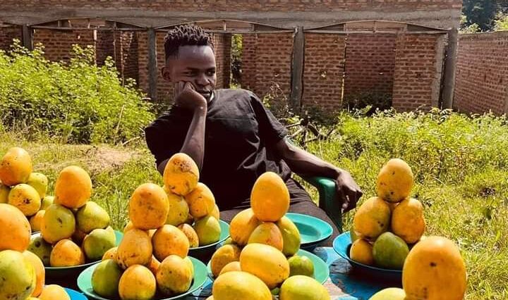 PHOTOS: John Blaq hawks mangoes alongside the road