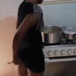 VIDEO: Men eat a lot- Wife scratches her bum with mingling stick VIDEO: Men eat a lot- Wife scratches her bum with mingling stick