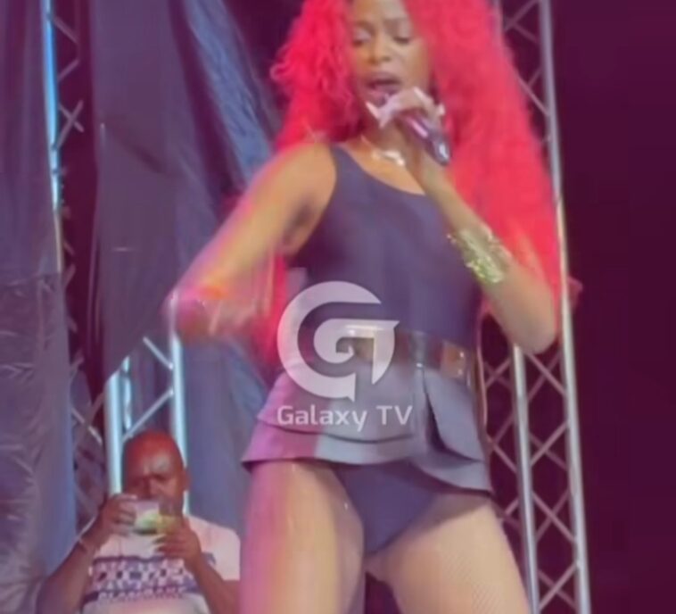 Video: Again!!! Hellen Lukoma goes 18+ during a performance Video: Again!!! Hellen Lukoma goes 18+ during a performance