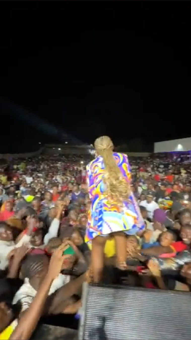VIDEO: Watch fans kiss Spice Diana’s legs live on stage VIDEO: Watch fans kiss Spice Diana’s legs live on stage