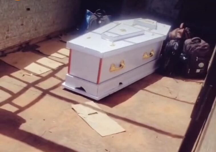 VIDEO: Watch Woman’s casket gets stuck in middle of the road VIDEO: Watch Woman’s casket gets stuck in middle of the road