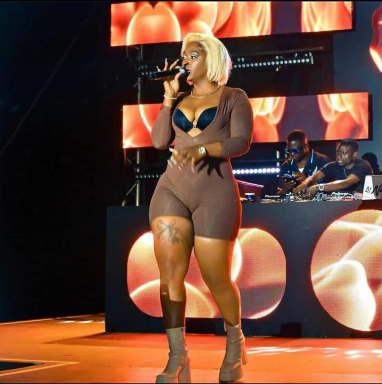 Photos: Winnie Nwagi shows her BWAGUGA map of Uganda while performing Photos: Winnie Nwagi shows her BWAGUGA map of Uganda while performing