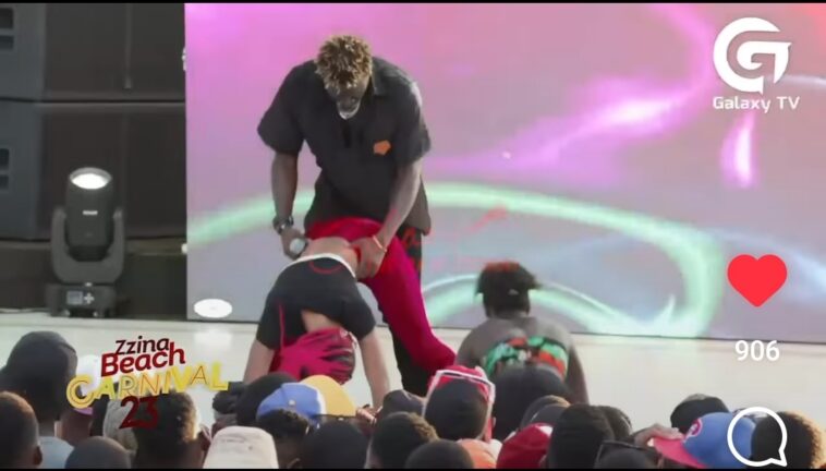 Video: Gravity Omutujju attempts to chew queen dancer in stage Video: Gravity Omutujju attempts to chew queen dancer in stage