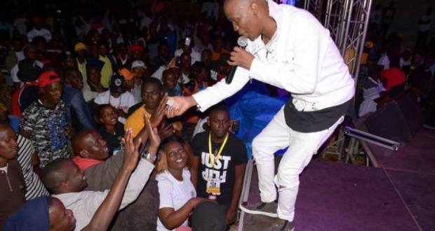 VIDEO: Watch fans beat up Big Eye Starboss with bottles at Alien Skin’s concert