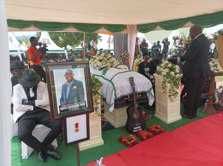 VIDEO: Watch traditional healers fight for Kato Lubwama’s body, accuse Pastor Bugingo of stealing it VIDEO: Watch traditional healers fight for Kato Lubwama’s body, accuse Pastor Bugingo of stealing it