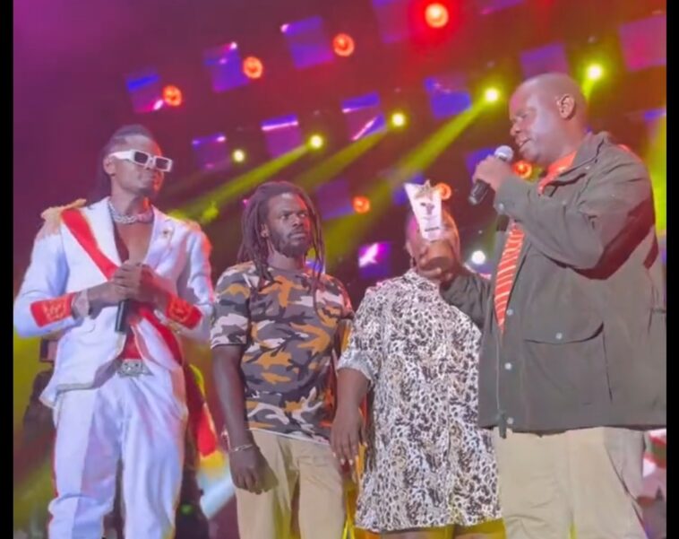 VIDEO: Gen Salim Saleh and Muhoozi Kainerugaba give Pallaso award and money VIDEO: Gen Salim Saleh and Muhoozi Kainerugaba give Pallaso award and money