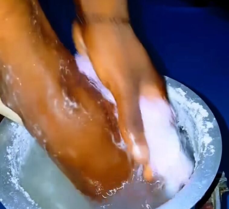 VIDEO: Shock as woman washes her feet in saucepan after cooking for hubby VIDEO: Shock as woman washes her feet in saucepan after cooking for hubby