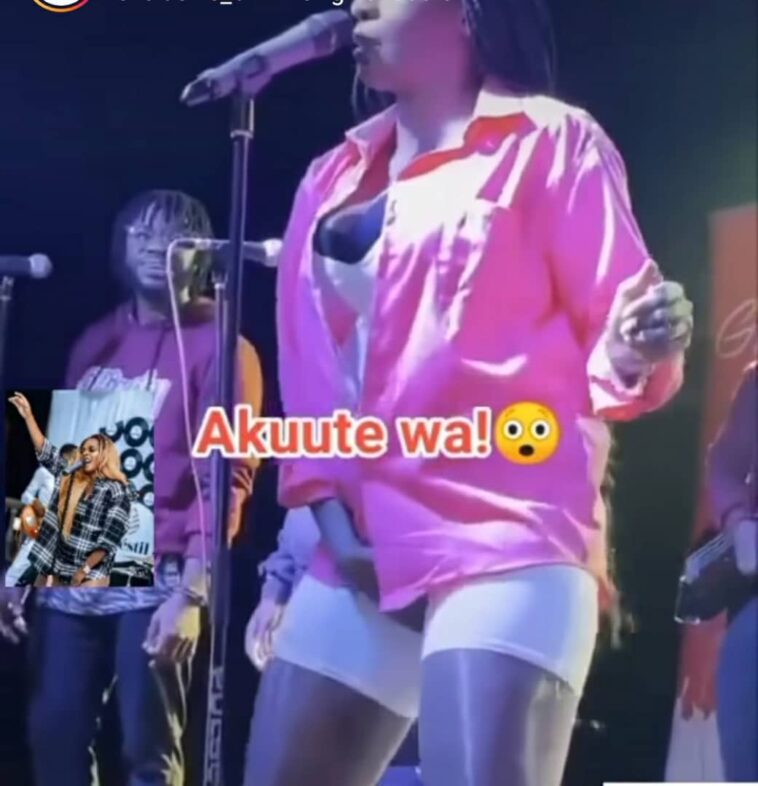 VIDEO: Cindy f!ingers her sumbie on stage VIDEO: Cindy f!ingers her sumbie on stage