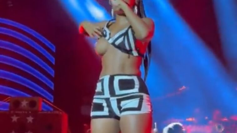 VIDEO: American musician Janelle Monae undresses on stage