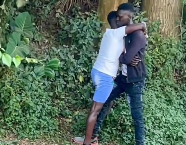 VIDEO: Couple nabbed chewing each other on the road side VIDEO: Couple nabbed chewing each other on the road side