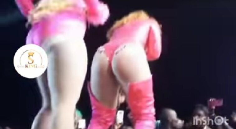 VIDEO: Singer Shakira Shakira appears on stage with bare b00ty VIDEO: Singer Shakira Shakira appears on stage with bare b00ty