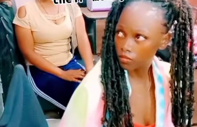 VIDEO: Watch as slay queen is beaten in salon after failing to pay hair bills VIDEO: Watch as slay queen is beaten in salon after failing to pay hair bills