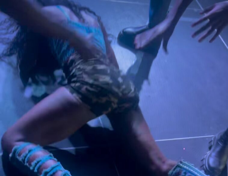 VIDEO: Karole Kasita shows off her panty less small Nyash live on stage VIDEO: Karole Kasita shows off her panty less small Nyash live on stage