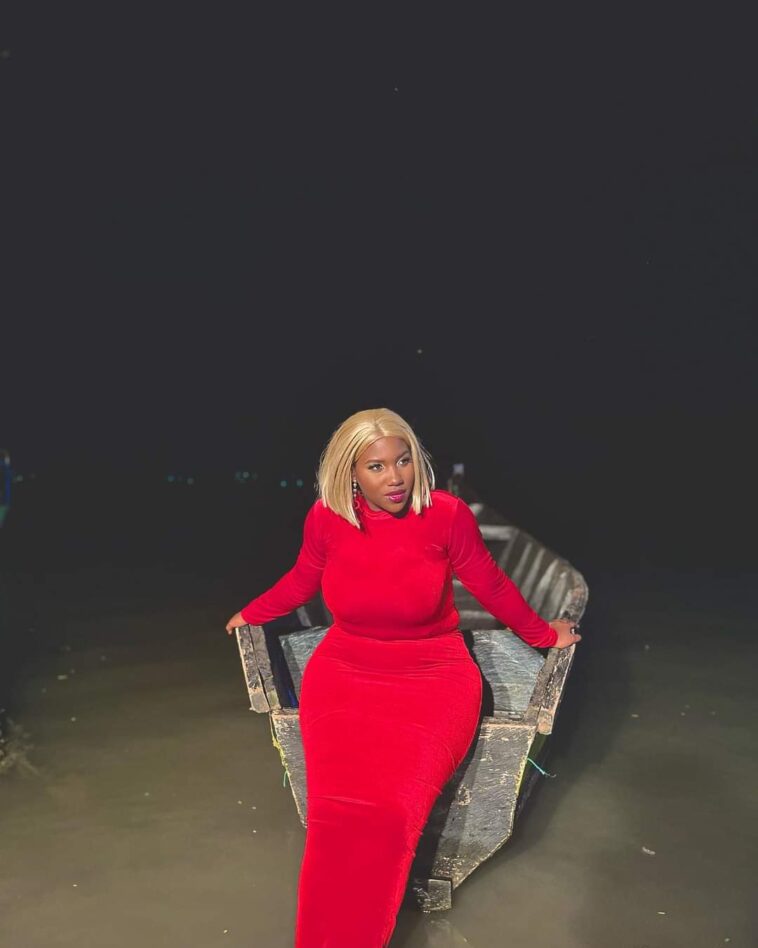 VIDEO: Martha Mukisa shows off her clean sumbie to fans at David Lutalo’s concert VIDEO: Martha Mukisa shows off her clean sumbie to fans at David Lutalo’s concert