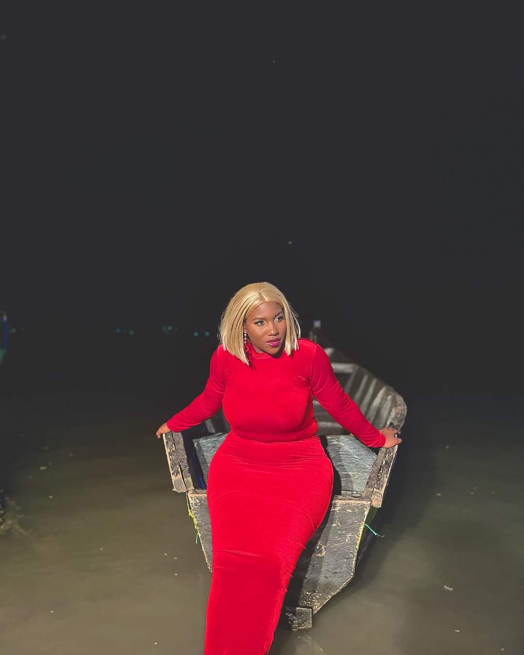 VIDEO: Martha Mukisa shows off her clean sumbie to fans at David Lutalo’s concert