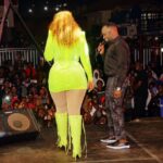 VIDEO; Shakiraa flashes her sumbie on stage VIDEO; Shakiraa flashes her sumbie on stage