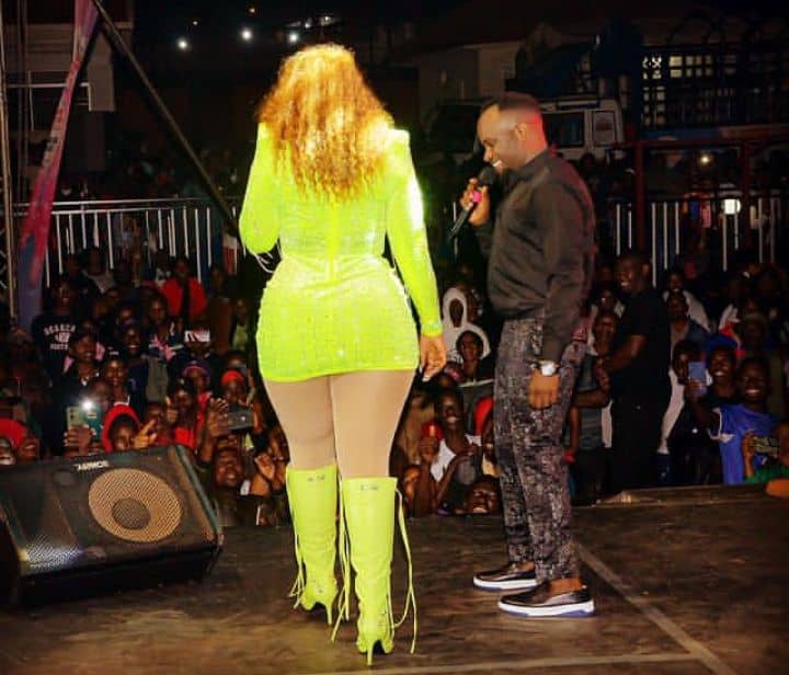 VIDEO; Shakiraa flashes her sumbie on stage VIDEO; Shakiraa flashes her sumbie on stage